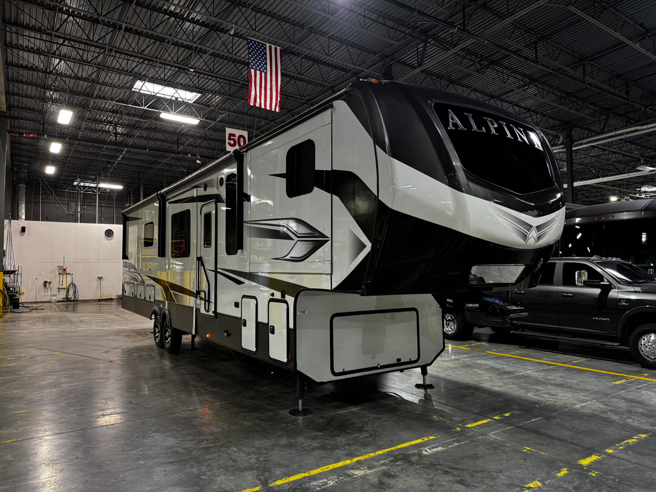 
								2022 Keystone Alpine 3790 full									