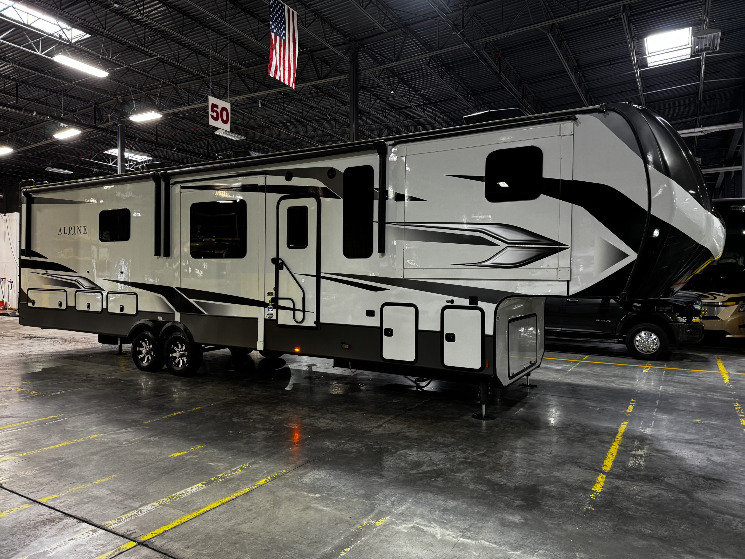 
								2022 Keystone Alpine 3790 full									