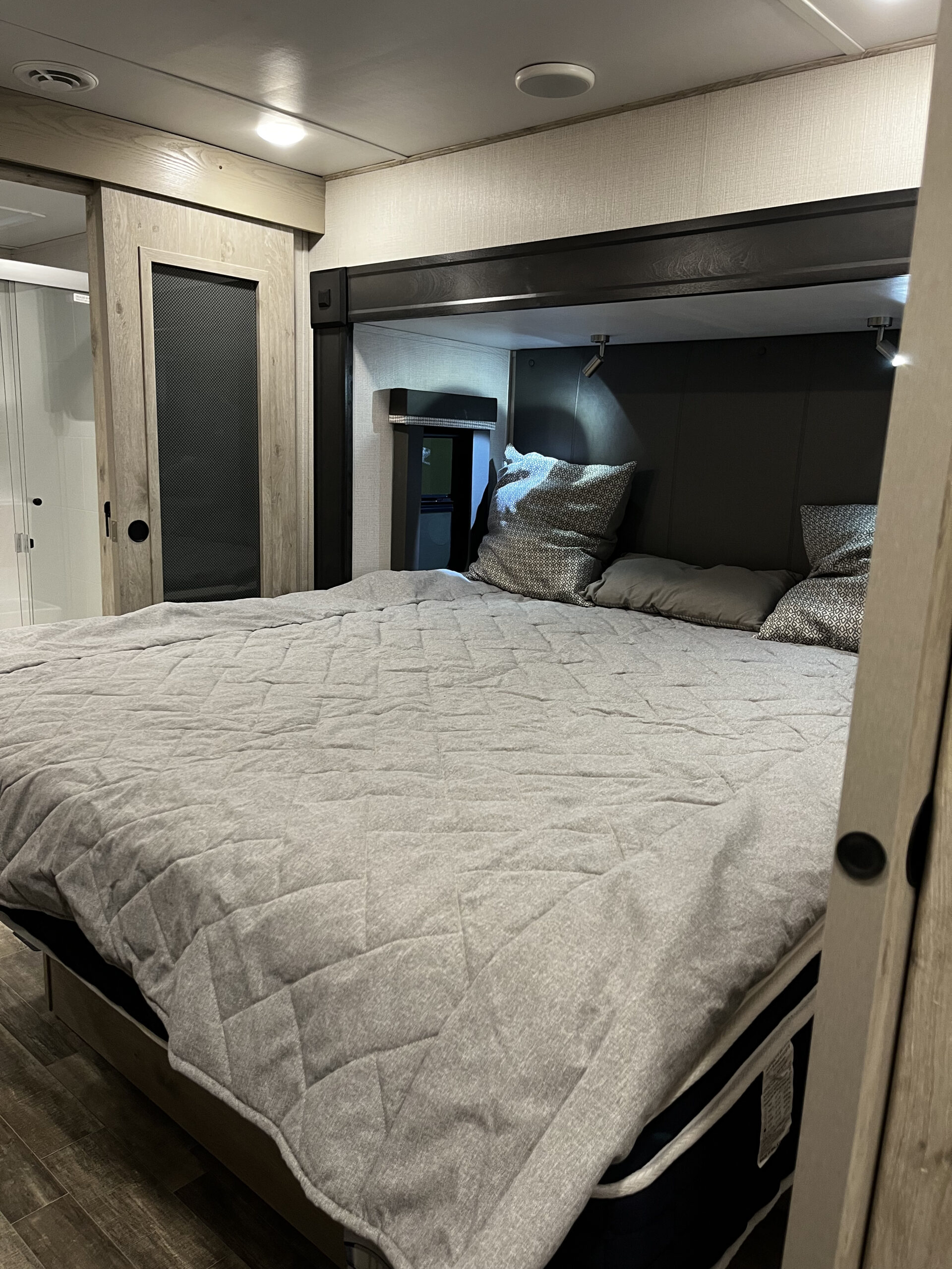 
								2022 Keystone Alpine 3790 full									