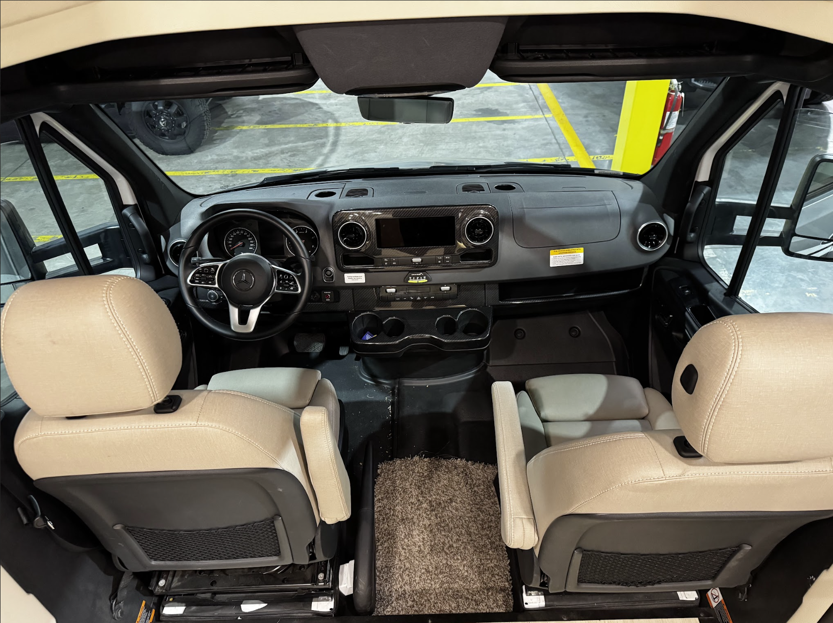 
								2025 Winnebago View 24D full									