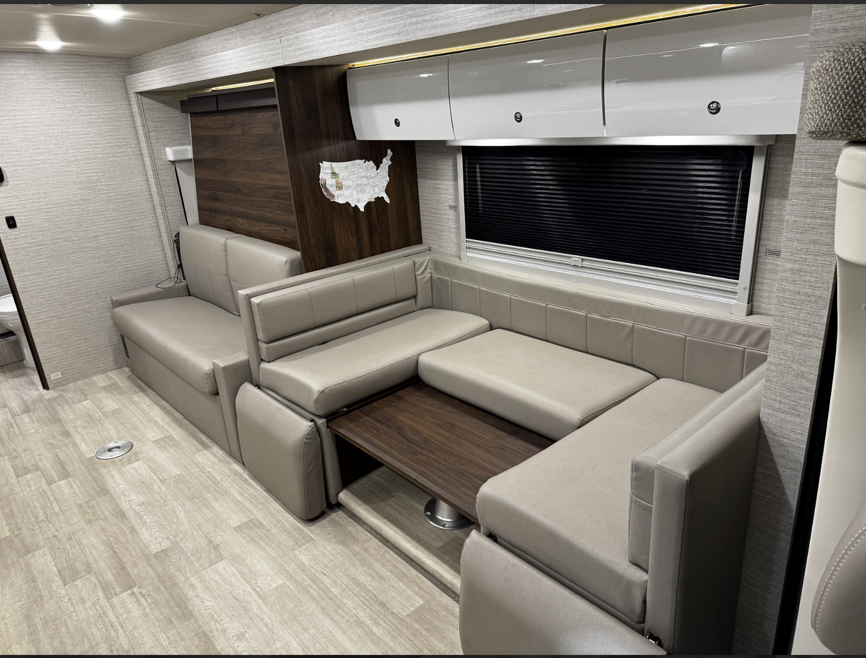 
								2025 Winnebago View 24D full									